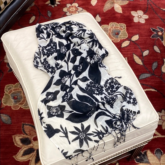 Spartina 449 Black and White Floral Wrap - Picture 6 of 6